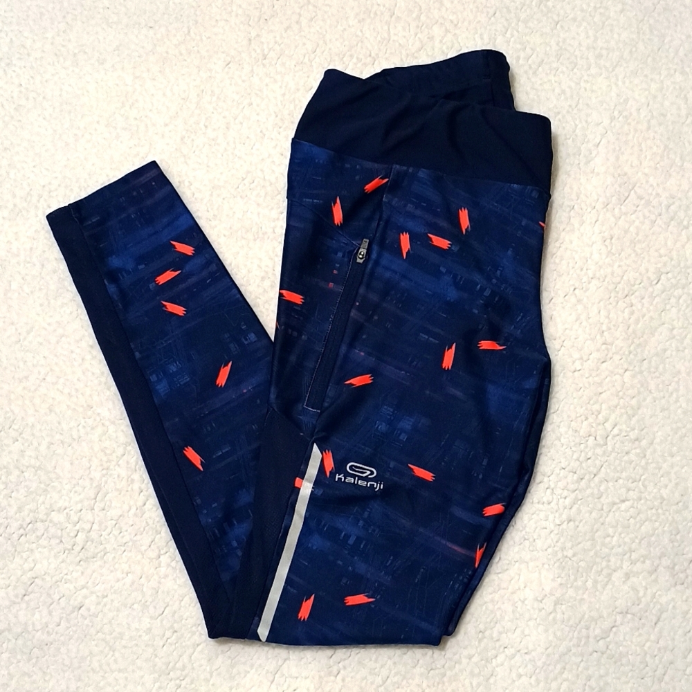 Leggings with side Zipper and reflective strips.